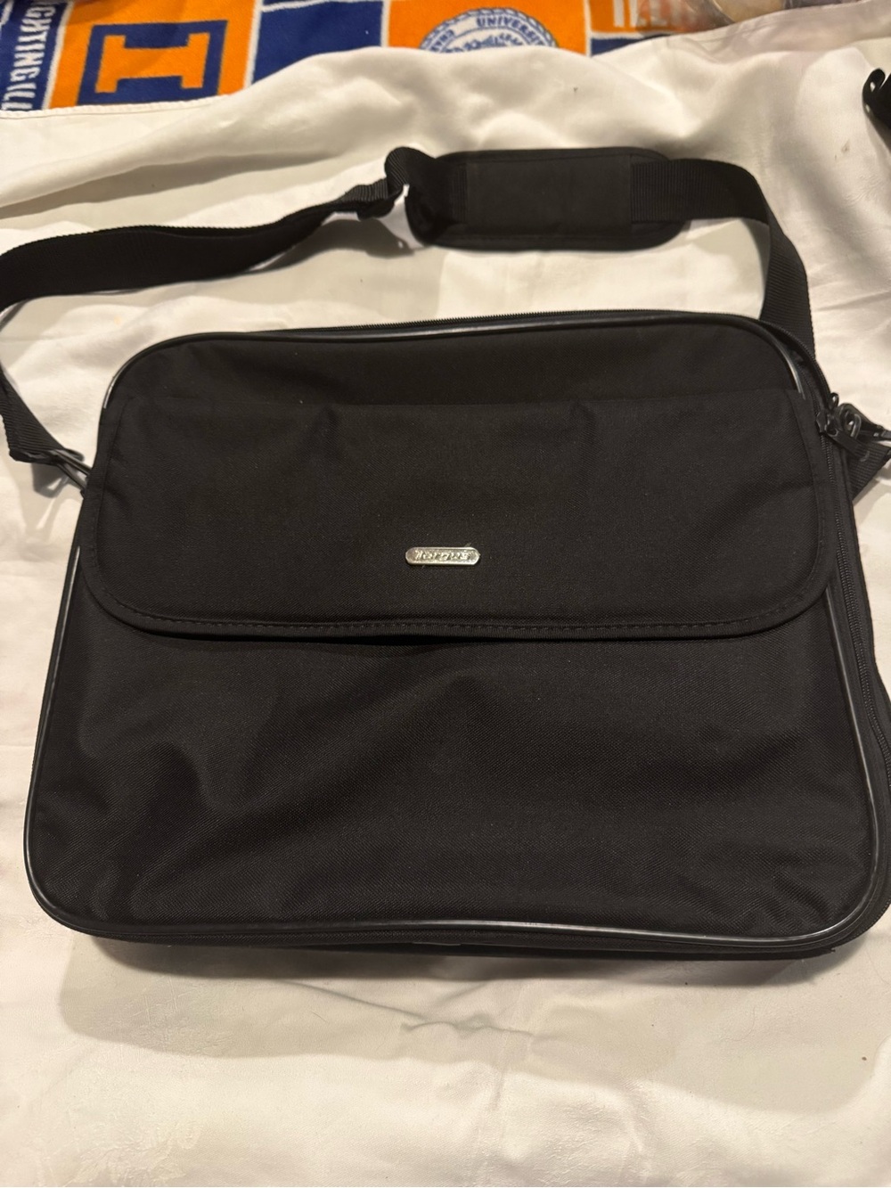 Black Targus Shoulder computer/ Messenger Bag